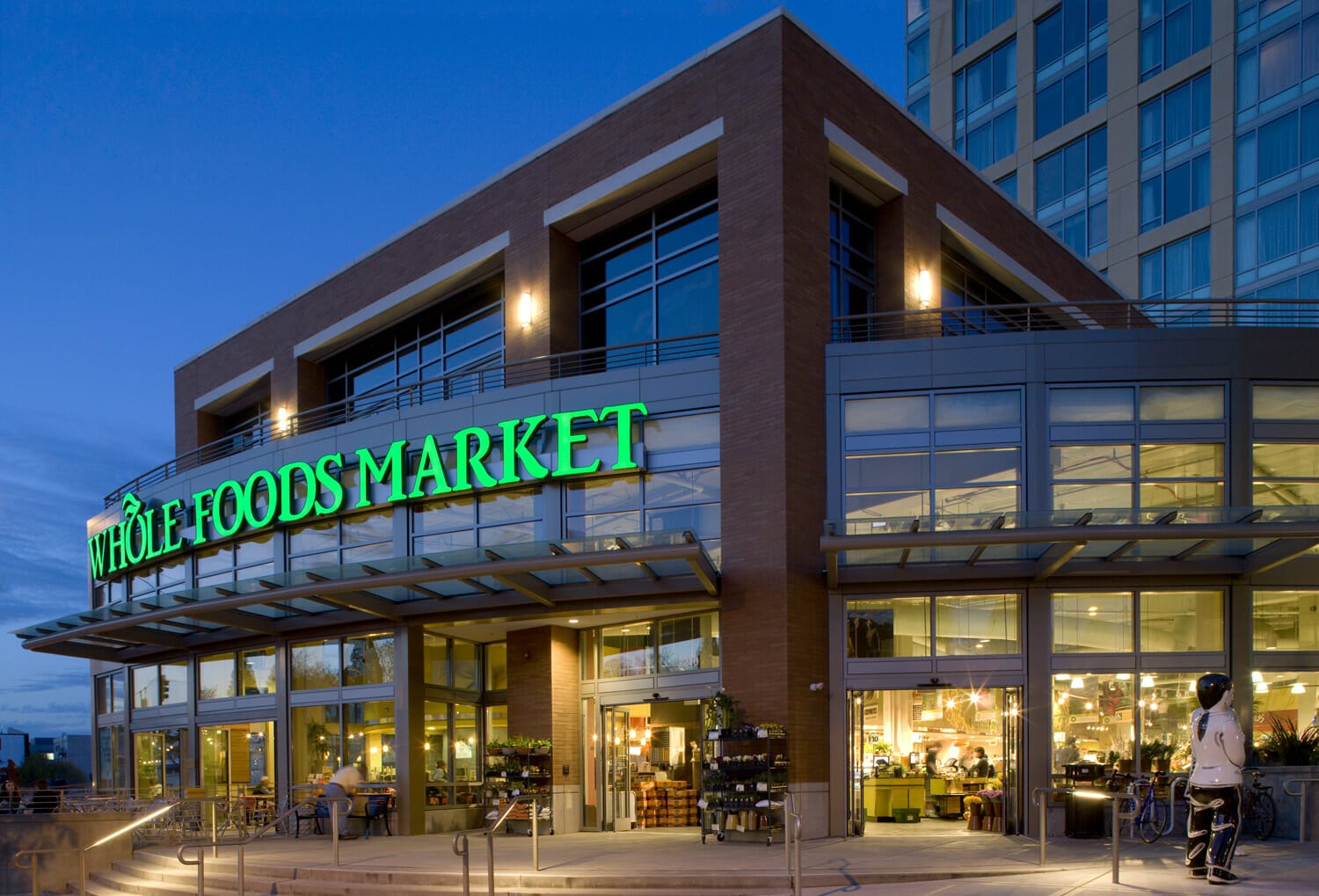 whole-foods-begins-to-phase-out-cashiers-with-cashier-less-stores